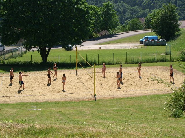 Volleyballspielende Teens im Freibad